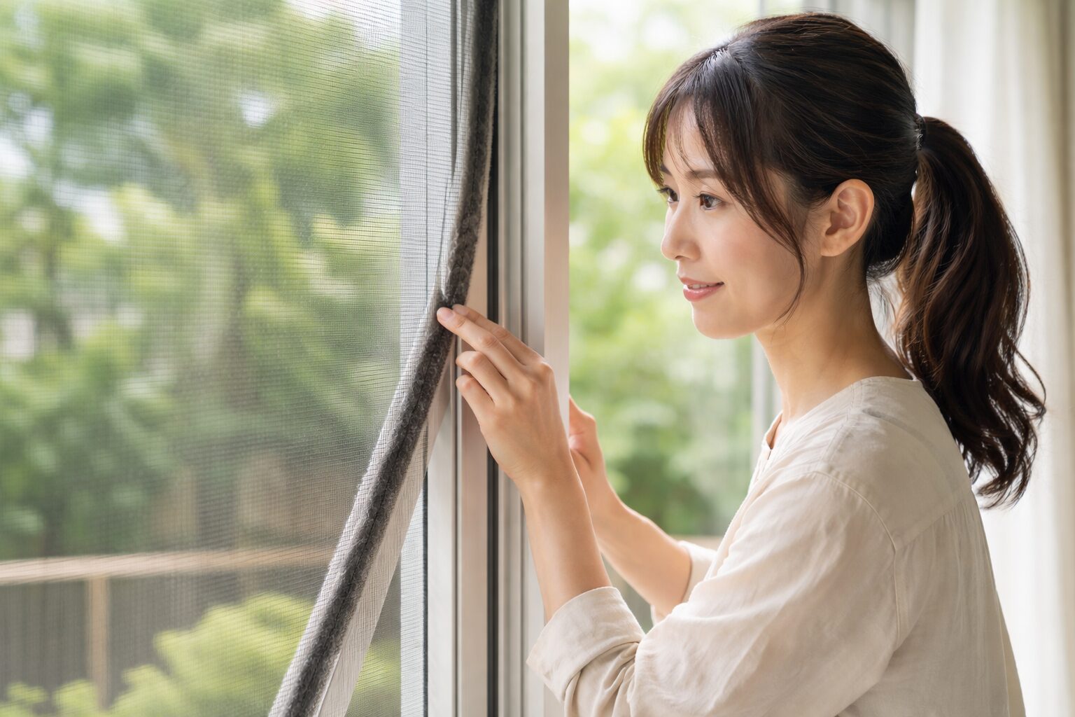 日本人女性が網戸モヘアの形状を確認